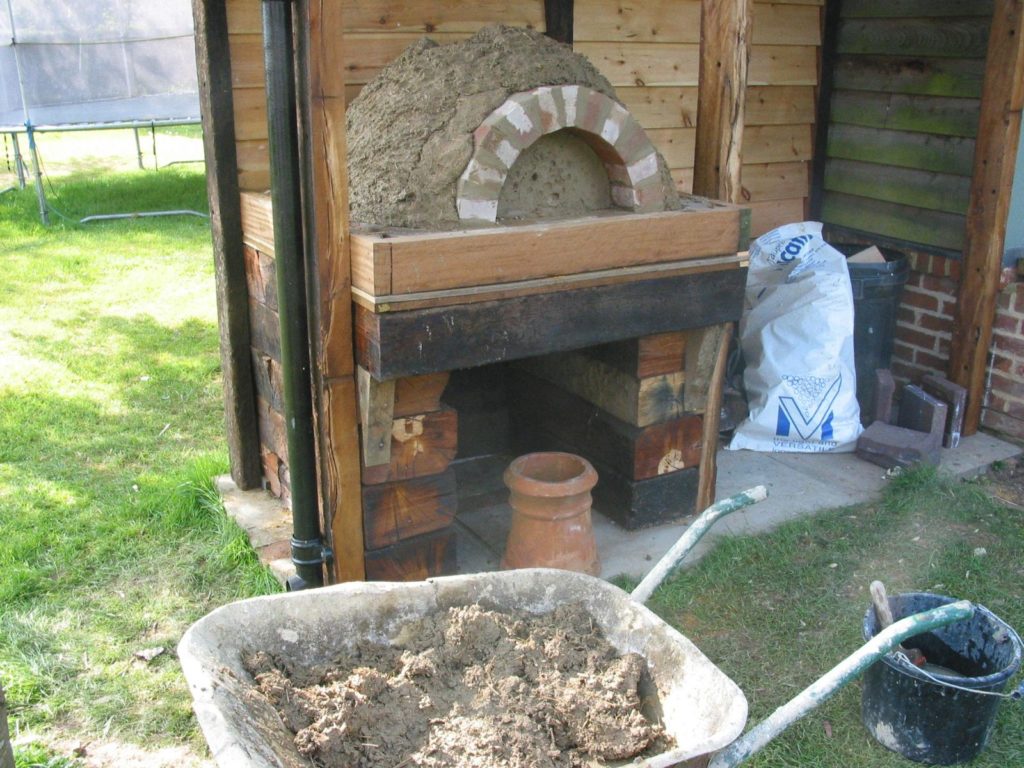 Simple but effective Clay Cob pizza oven- Lynsted 10