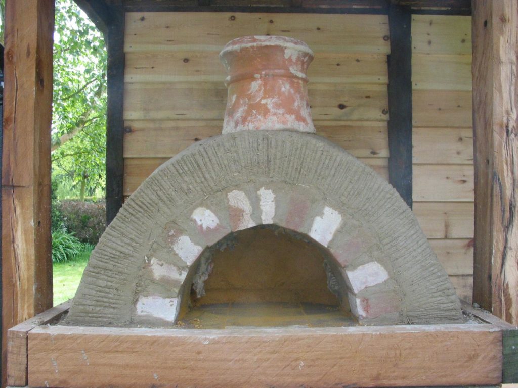 Simple but effective Clay Cob pizza oven- Lynsted 14