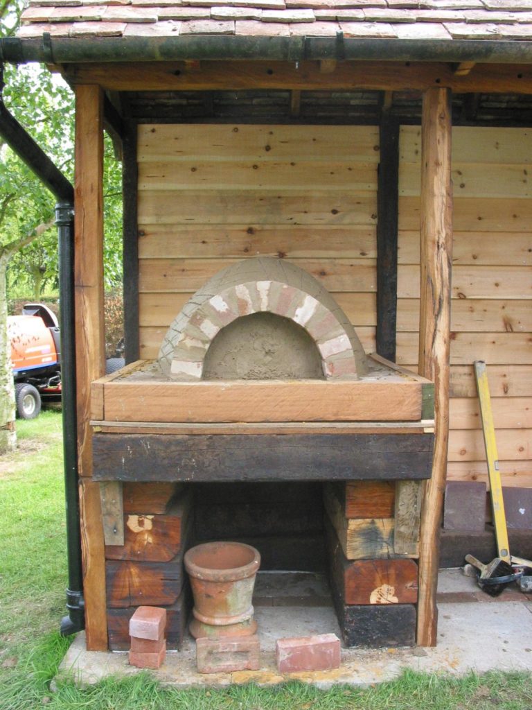 Simple but effective Clay Cob pizza oven- Lynsted 7