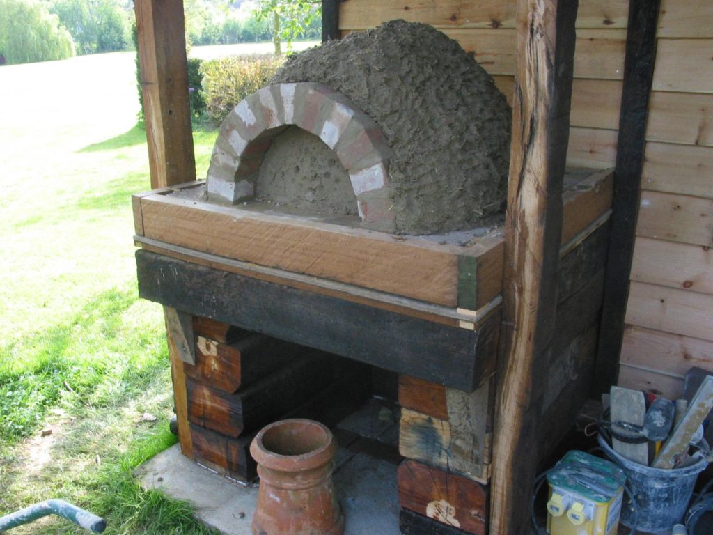 Simple but effective Clay Cob pizza oven- Lynsted 12