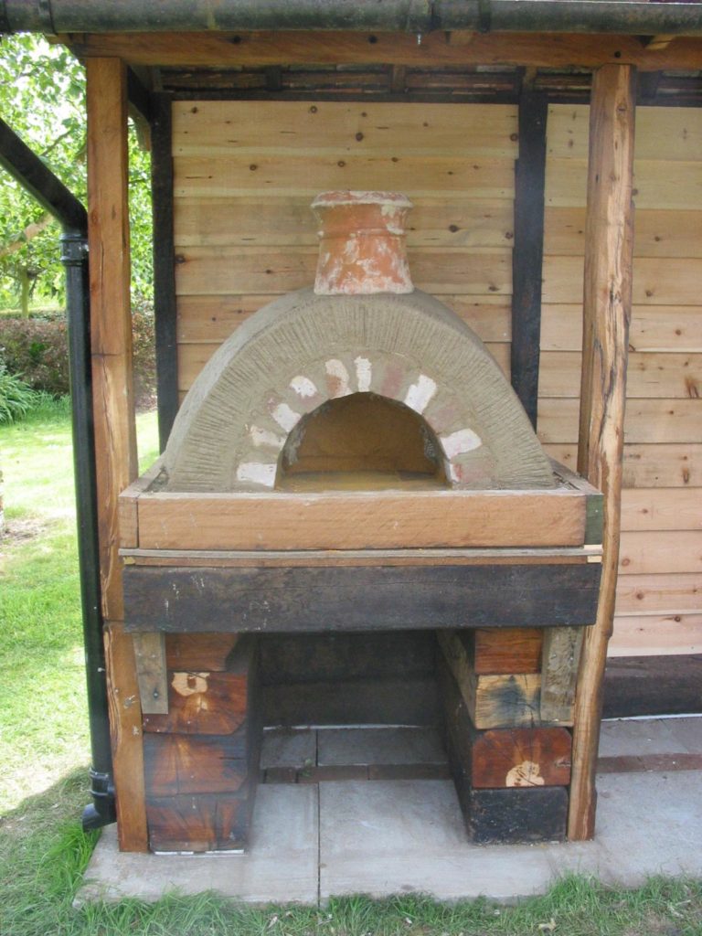 Simple but effective Clay Cob pizza oven- Lynsted 13