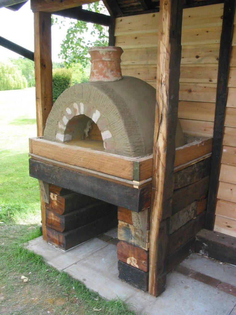 Simple but effective Clay Cob pizza oven- Lynsted 16