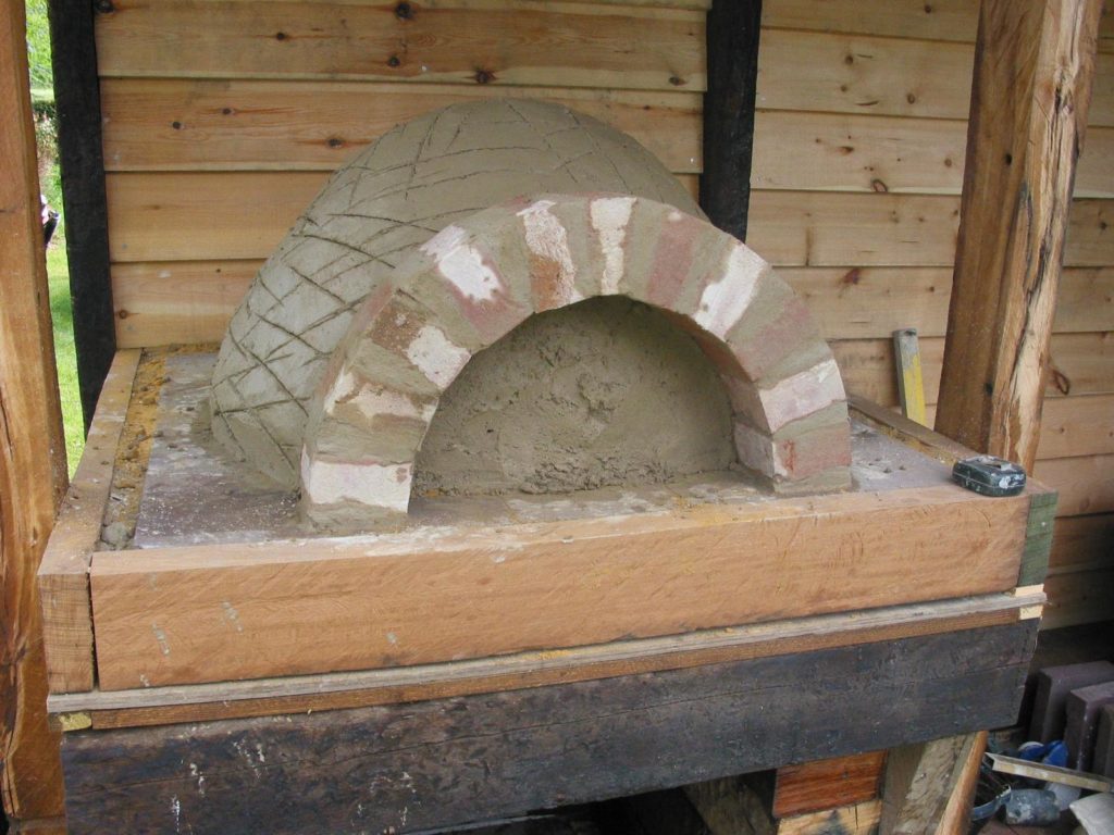 Simple but effective Clay Cob pizza oven- Lynsted 5