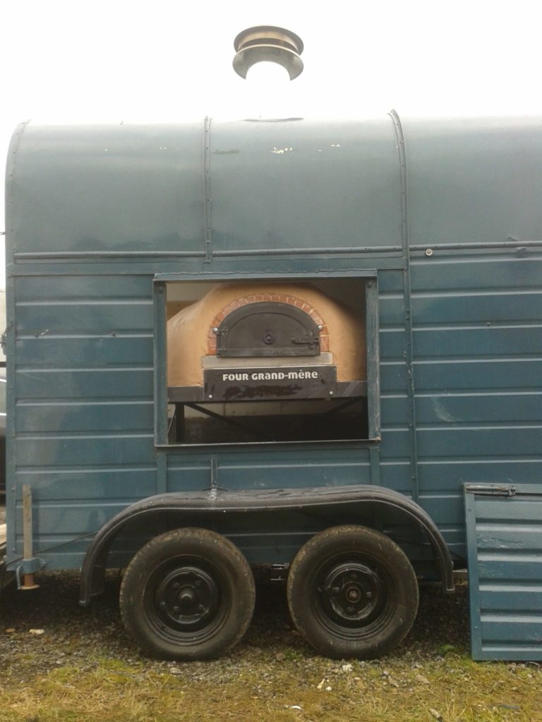 Horse box pizza oven, Leather and Willow, Grand Flamme, 1030CC+ pizza oven, four grand-mere, wood-fired oven, mobile catering