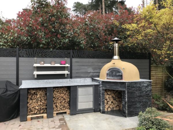 Oven Farnham Common, Buckinghamshire, F950, four grand-mere, brick oven, wood-fired oven, outdoor kitchen,